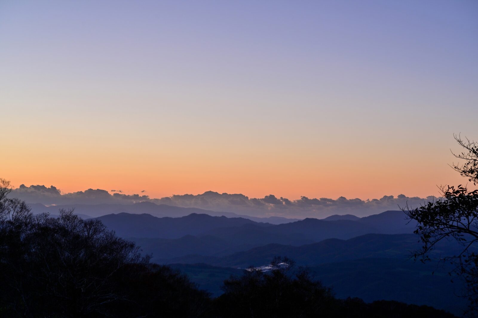 夕焼けに染まる山並みのブルーモーメント情景＠北海道